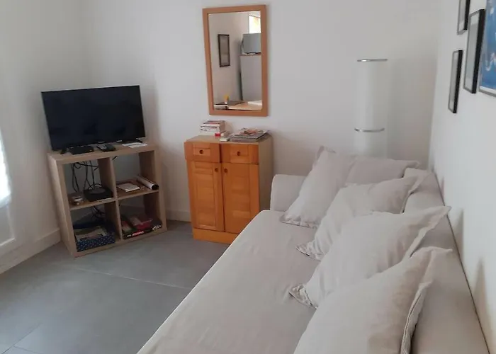 Résidence La Roquille: Renovated Beachside With Parking And Wi-fi