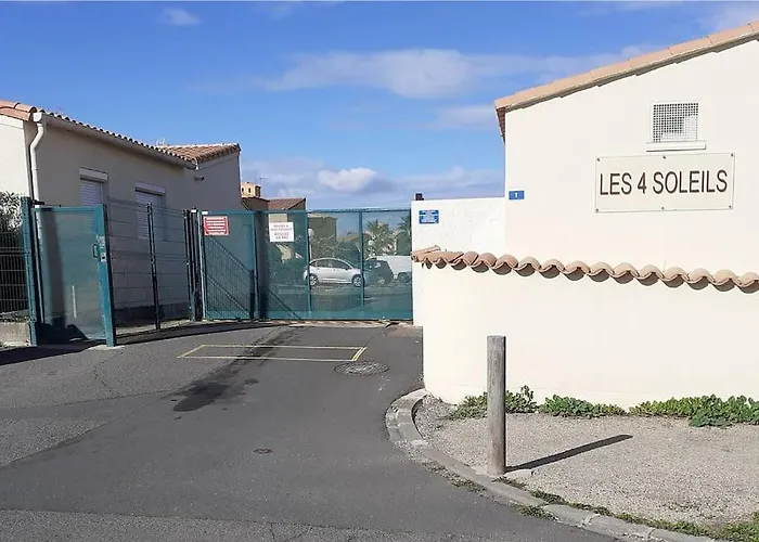 Résidence La Roquille: Renovated Beachside With Parking And Wi-fi Apartment Agde