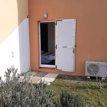 App T2 Entierement Renove En Proche A Pied De La De La Roquille Et De Tous Commerces Parking Prive Gratuit Climatisation Wifi *